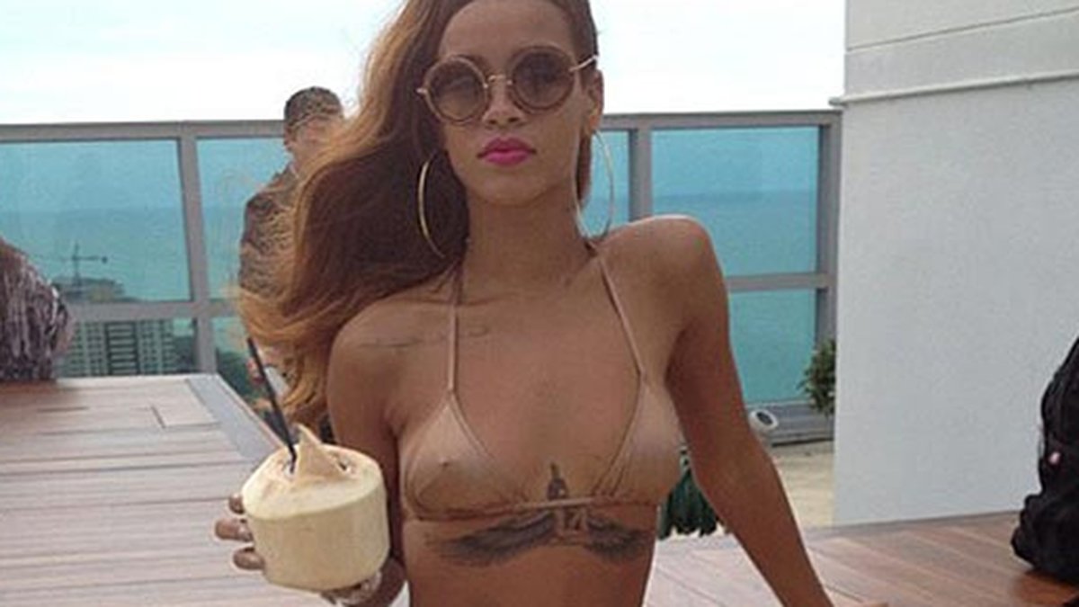 En takpool är ju inte fy skam. Rihanna chillade i söt bikini under helgen.